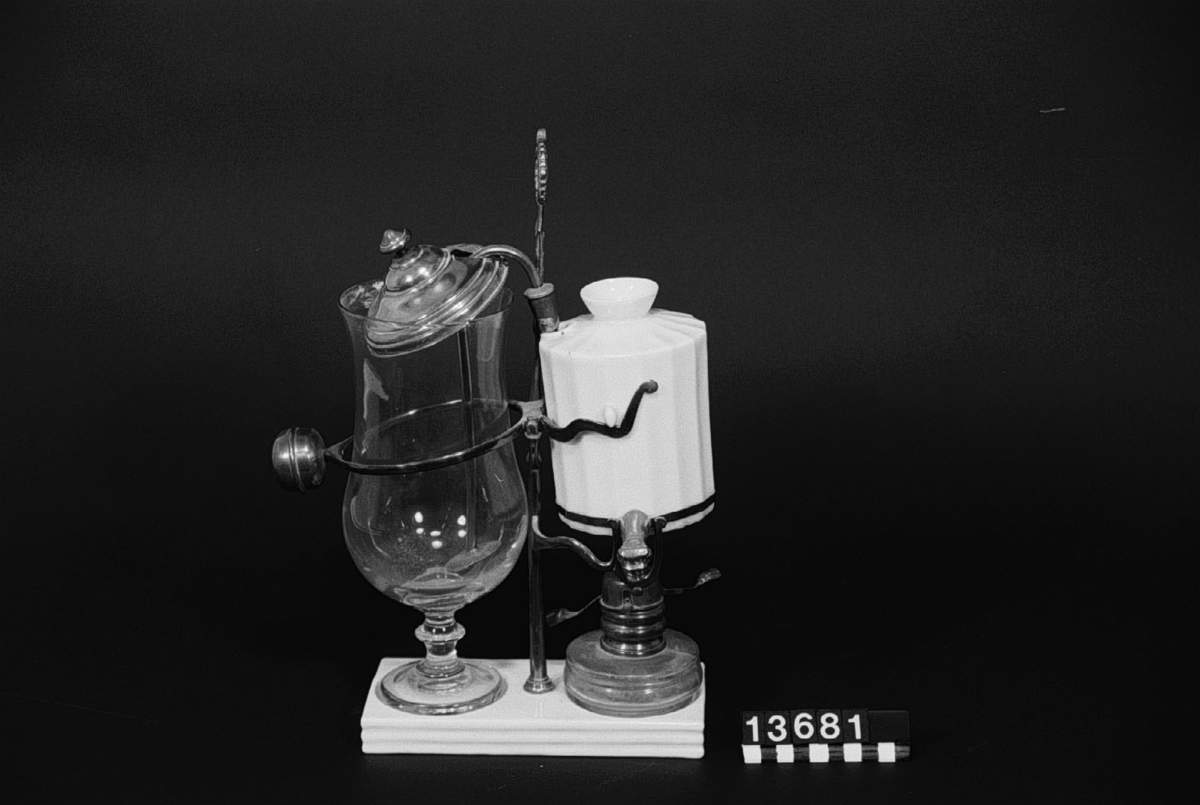 Kaffebryggningsapparat med automatisk släckning av spritlampan då brygden är färdig. Bestående av sju delar.
Malet kaffe läggs i den stora glasbehållaren och vatten fylls i porslinsbehållaren. Brännaren med lysfotogen tänds och vattnet hettas upp. Ångtrycket i porslinsbehållaren pressar ut det heta vattnet till glasbehållaren där det blandas med kaffet. När allt vatten är tömt ur porslinsbehållaren lättar den och ett lock faller över brännaren som då släcks. Porslinsbehållaren kallnar och suger tillbaka det färdigbryggda kaffet, sumpen blir kvar i glasbehållaren.