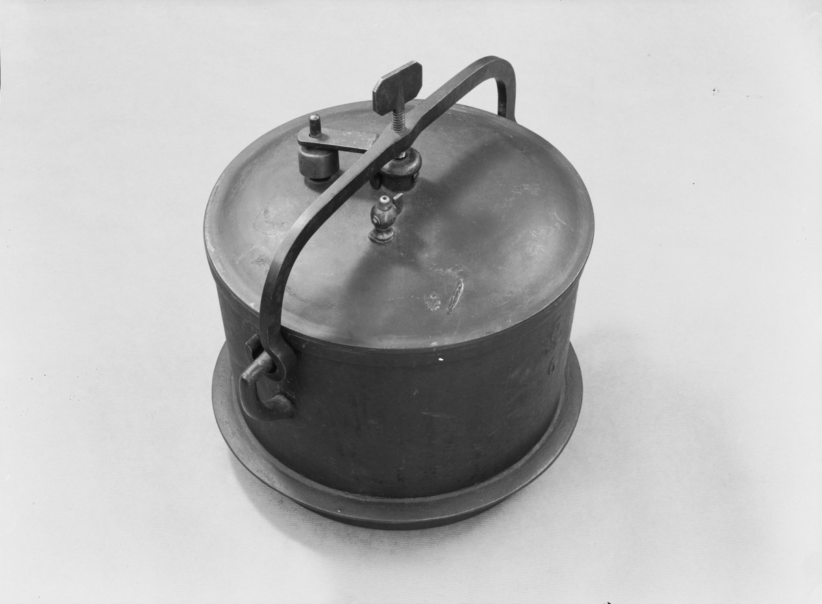 Tryckkokare med säkerhetsventil. Rymd: 5 L.