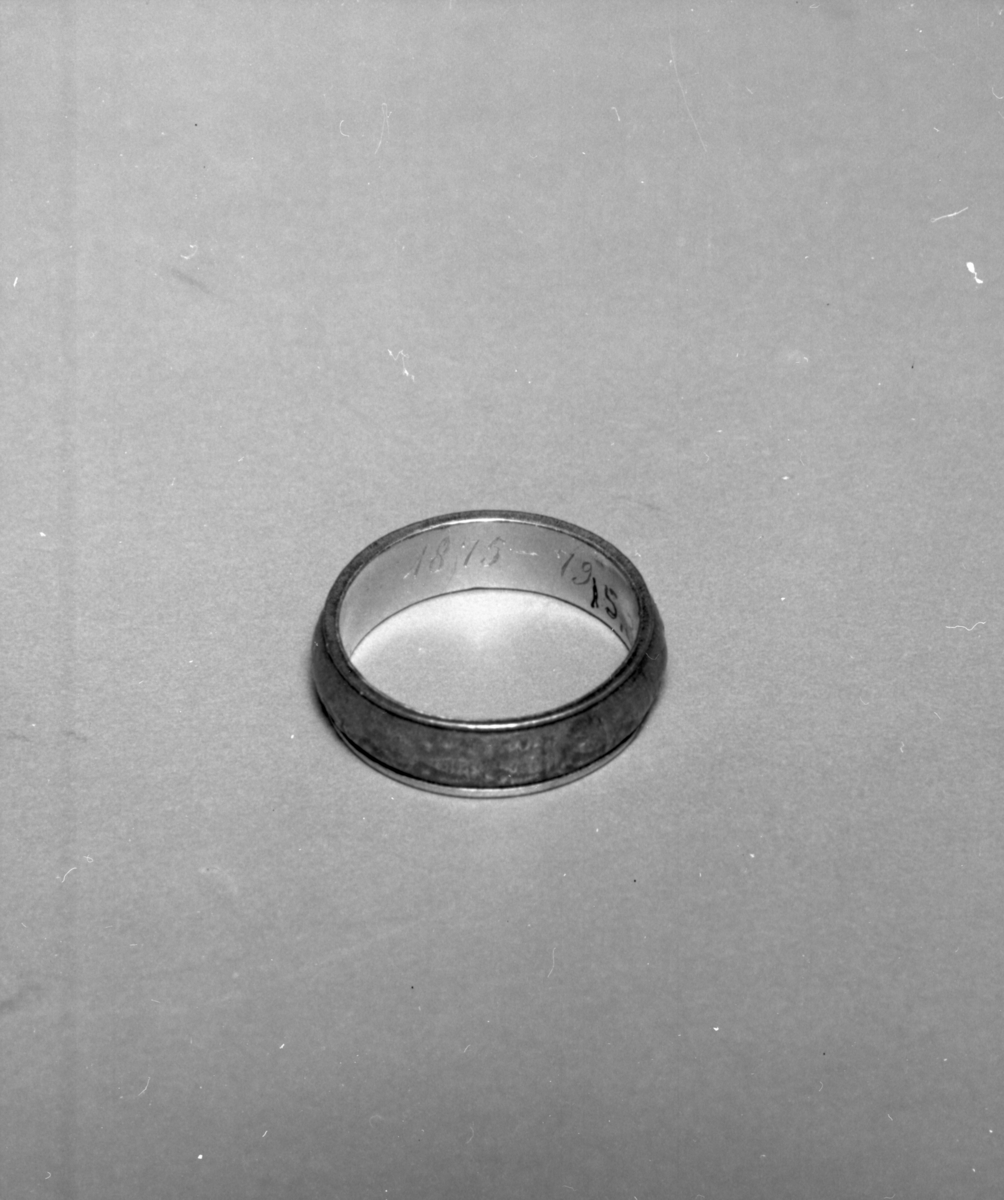 Den första civilingenjörsringen, från KTH. Stämplad: PA 3 kronor, 18K B M 6. Gravyr 1875-79.