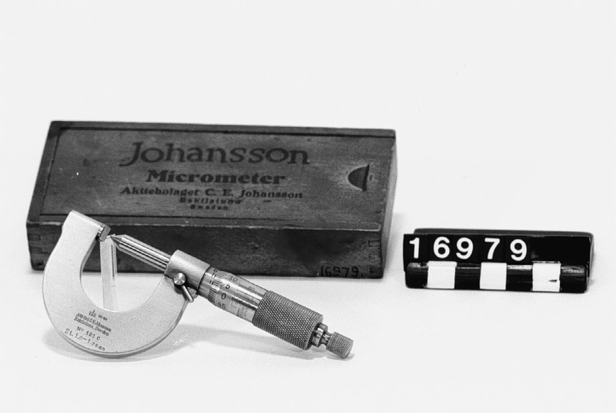 Mikrometer för kugghjul. Mått: 1/100 mm. Stämplat: "1/100 mm Akt. Bol. C.E. Johansson Eskilstuna, Sweden No 121 C St. 1.0-1.75 mm". I fodral av trä.
Tillbehör: Passande nyckel för justering TM 16.978.