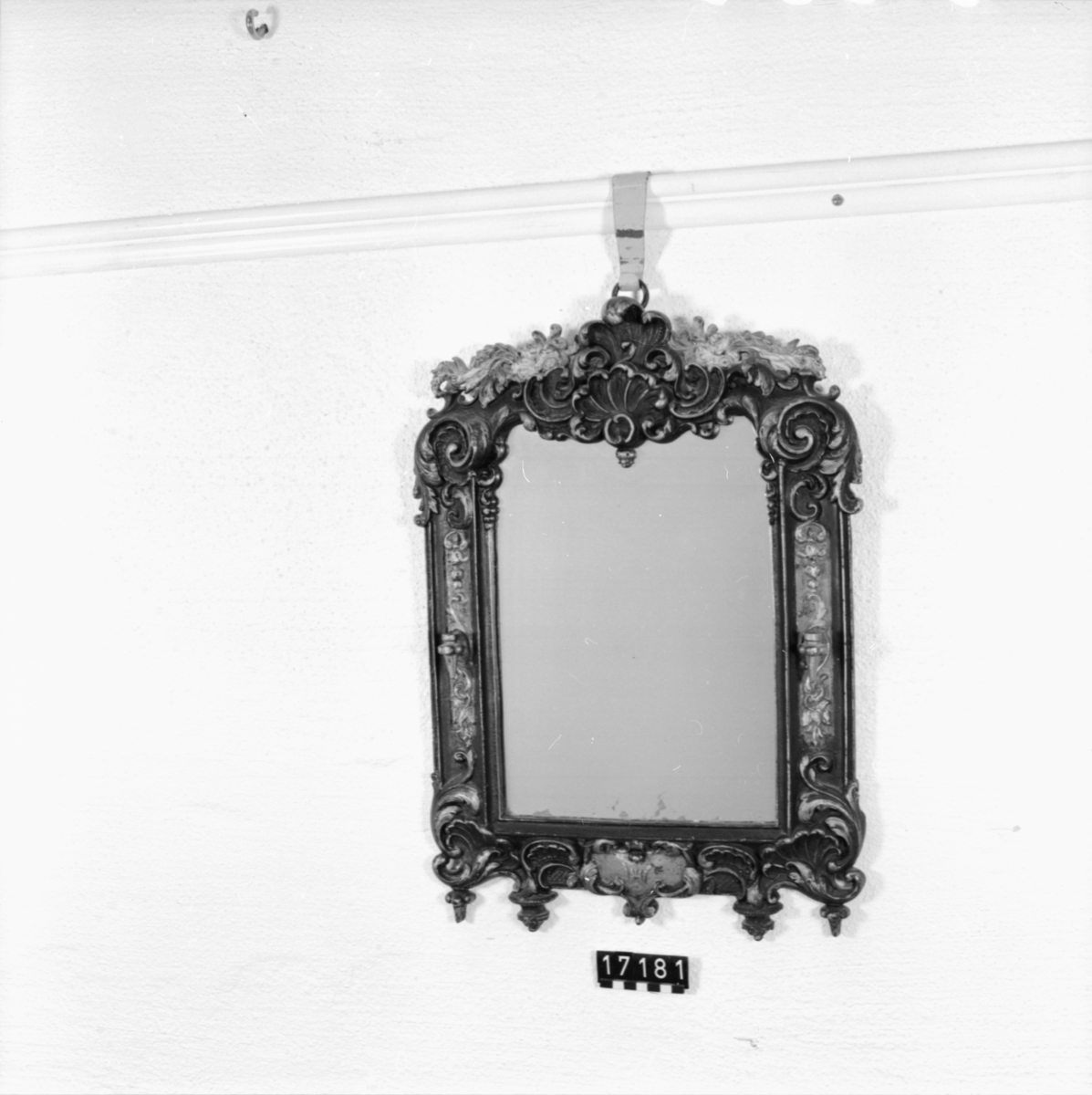 Spegel med ram, av gjutjärn by J. & C.G. Bolinders Mekaniska Verkstads AB