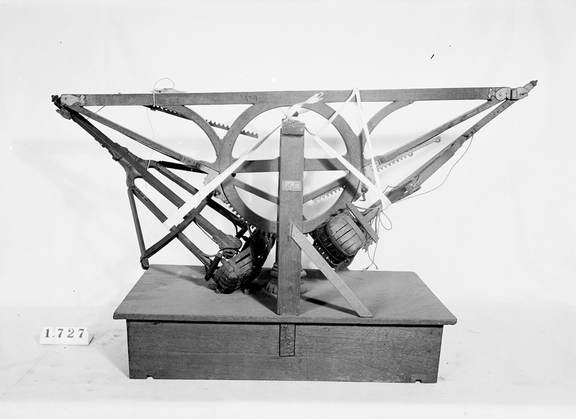 Modell av mudderverk. Text på föremålet: "N:o 178 .... Machin ....B.4. 55.". I Jonas Norbergs förteckning från 1779 beskrivs modellen på följande sätt: "Modell på Mudderpråm, af en obekant Inventor: nog krånglig och ovig."