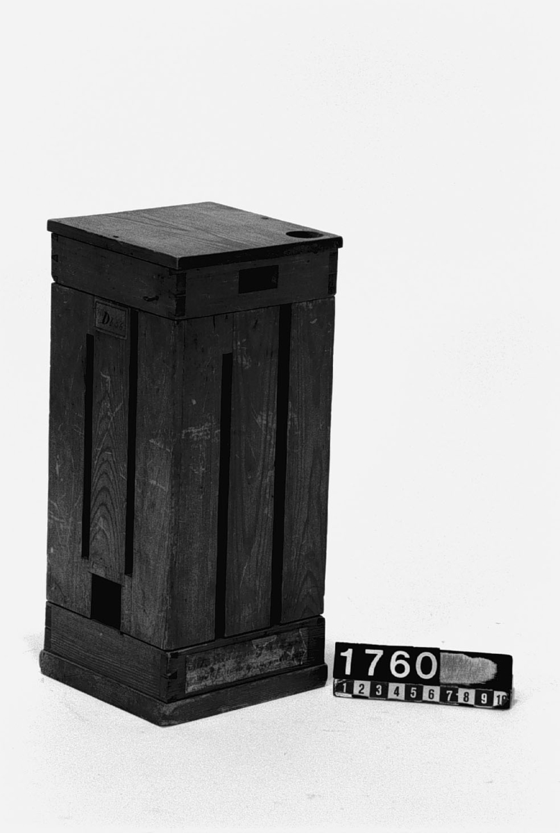 Modell av kakelugn med nio rör. Text på föremålet: "N:o 175. ........Presid. ...... Cronstedt. D.b.B.6.". I Jonas Norbergs förteckning från 1779 beskrivs modellen på följande sätt: "Modell på kakelugn med 9 rör, som gifver starck värma, och med förmån kan brukas uti stora Värkstäder eller torckhus."