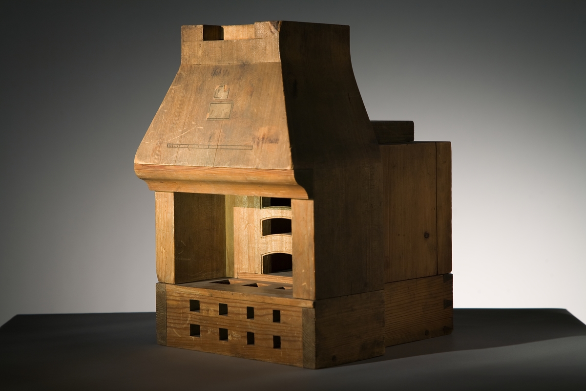 Modell av bakugn. Text på föremålet: "D.b.S.4. Tab. V.b.". I Jonas Norbergs förteckning från 1779 beskrivs modellen på följande sätt: "Modell på Bakugn, som med en vanlig eldning gräddar bröd af en tunna mjöl."