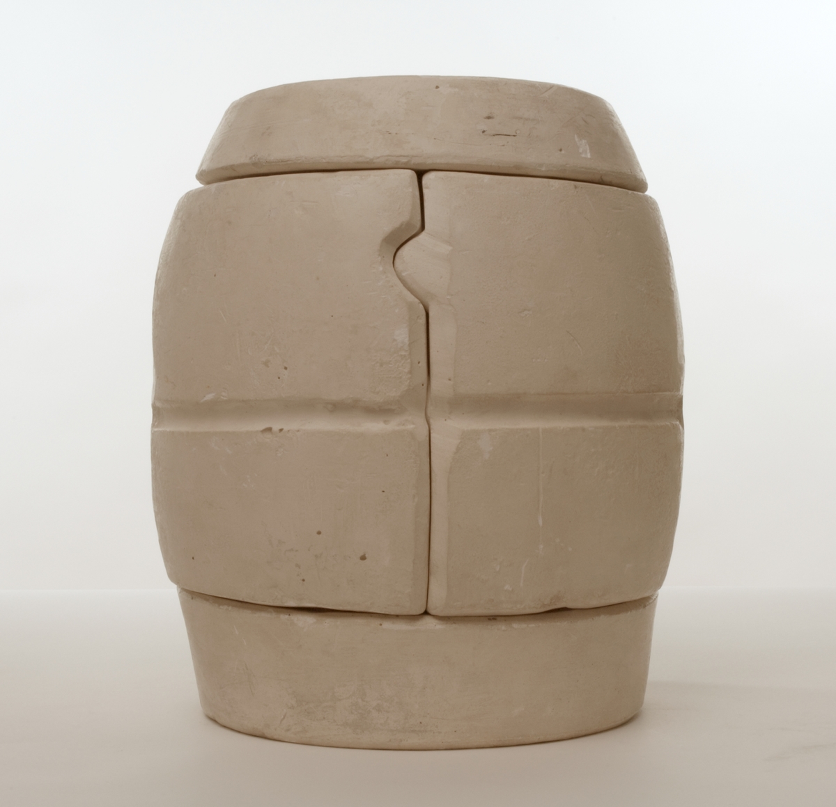 Kanna, ur en serie prov visande tillverkning av en kaffekanna av flintgods. Från gjutning i gipsform till färdig vara, med dekor tryckt under glasyren. 
f) Lösa delar förknippade med tillverkning av kannan:
    -gipsform i fyra halvor för kannan. Höjd: 265 mm, diameter: 200 mm, vikt: 7,8 kg. 
    -gipsform i två halvor för lock. Höjd: 90 mm, diameter: 160 mm, vikt: 1,8 kg. 
    -gipsform i två halvor för henkel. Höjd: 80 mm, diameter: 115 mm, vikt: 0,9 kg. 
    -gipsform i två halvor för pipen. Längd: 200 mm, bredd: 110 mm, höjd: 120 mm, vikt: 2,3 kg. 
    -gipsform i två halvor för bottenplatta. Höjd: 100 mm, diameter: 170 mm, vikt: 1,9 kg., 
    -form i två halvor för locket. Höjd: 90 mm, diameter: 145 mm, vikt: 1,8 kg.