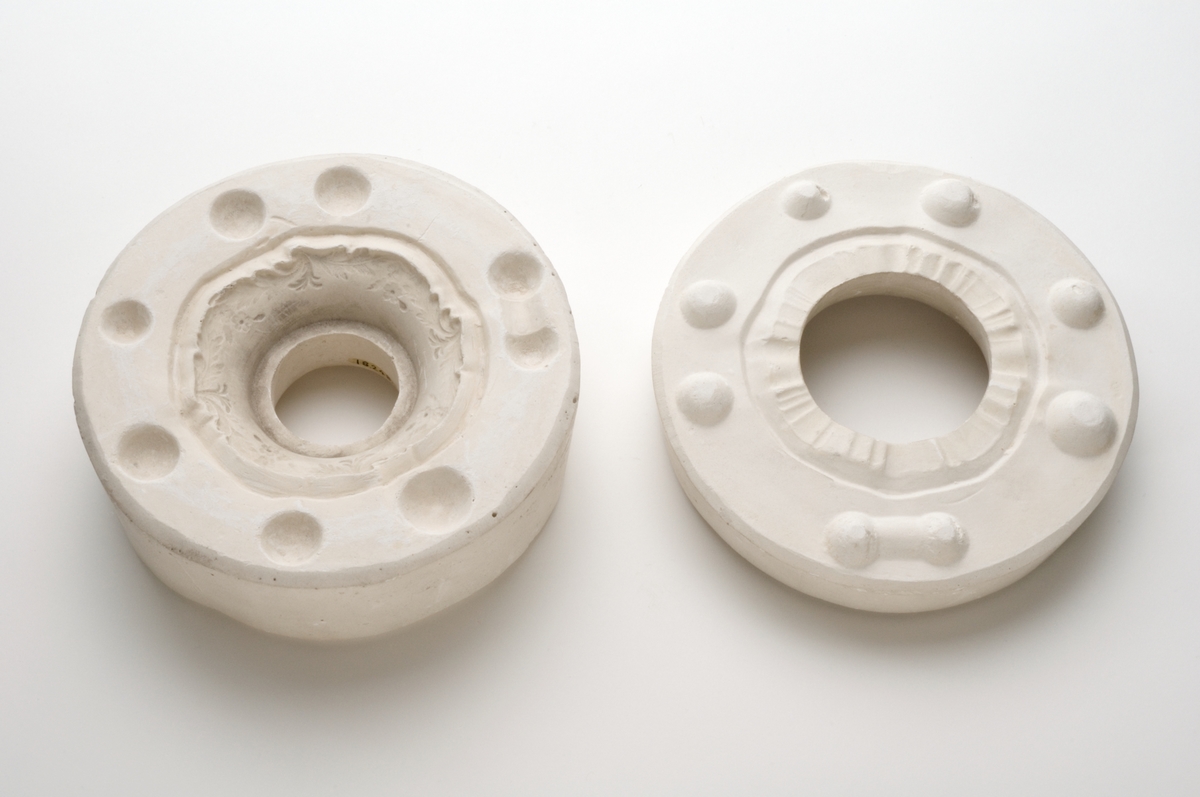 Kanna, ur en serie prov visande tillverkning av en kaffekanna av flintgods. Från gjutning i gipsform till färdig vara, med dekor tryckt under glasyren. 
f) Lösa delar förknippade med tillverkning av kannan:
    -gipsform i fyra halvor för kannan. Höjd: 265 mm, diameter: 200 mm, vikt: 7,8 kg. 
    -gipsform i två halvor för lock. Höjd: 90 mm, diameter: 160 mm, vikt: 1,8 kg. 
    -gipsform i två halvor för henkel. Höjd: 80 mm, diameter: 115 mm, vikt: 0,9 kg. 
    -gipsform i två halvor för pipen. Längd: 200 mm, bredd: 110 mm, höjd: 120 mm, vikt: 2,3 kg. 
    -gipsform i två halvor för bottenplatta. Höjd: 100 mm, diameter: 170 mm, vikt: 1,9 kg., 
    -form i två halvor för locket. Höjd: 90 mm, diameter: 145 mm, vikt: 1,8 kg.