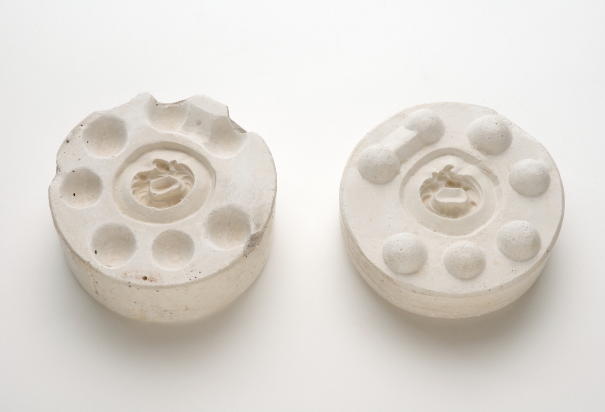 Kanna, ur en serie prov visande tillverkning av en kaffekanna av flintgods. Från gjutning i gipsform till färdig vara, med dekor tryckt under glasyren. 
f) Lösa delar förknippade med tillverkning av kannan:
    -gipsform i fyra halvor för kannan. Höjd: 265 mm, diameter: 200 mm, vikt: 7,8 kg. 
    -gipsform i två halvor för lock. Höjd: 90 mm, diameter: 160 mm, vikt: 1,8 kg. 
    -gipsform i två halvor för henkel. Höjd: 80 mm, diameter: 115 mm, vikt: 0,9 kg. 
    -gipsform i två halvor för pipen. Längd: 200 mm, bredd: 110 mm, höjd: 120 mm, vikt: 2,3 kg. 
    -gipsform i två halvor för bottenplatta. Höjd: 100 mm, diameter: 170 mm, vikt: 1,9 kg., 
    -form i två halvor för locket. Höjd: 90 mm, diameter: 145 mm, vikt: 1,8 kg.