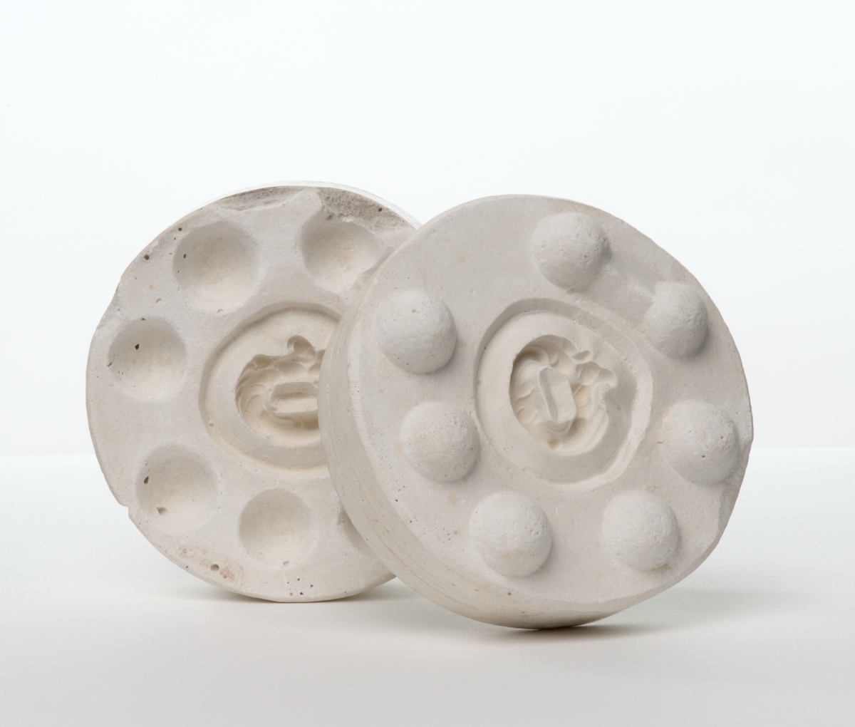 Kanna, ur en serie prov visande tillverkning av en kaffekanna av flintgods. Från gjutning i gipsform till färdig vara, med dekor tryckt under glasyren. 
f) Lösa delar förknippade med tillverkning av kannan:
    -gipsform i fyra halvor för kannan. Höjd: 265 mm, diameter: 200 mm, vikt: 7,8 kg. 
    -gipsform i två halvor för lock. Höjd: 90 mm, diameter: 160 mm, vikt: 1,8 kg. 
    -gipsform i två halvor för henkel. Höjd: 80 mm, diameter: 115 mm, vikt: 0,9 kg. 
    -gipsform i två halvor för pipen. Längd: 200 mm, bredd: 110 mm, höjd: 120 mm, vikt: 2,3 kg. 
    -gipsform i två halvor för bottenplatta. Höjd: 100 mm, diameter: 170 mm, vikt: 1,9 kg., 
    -form i två halvor för locket. Höjd: 90 mm, diameter: 145 mm, vikt: 1,8 kg.