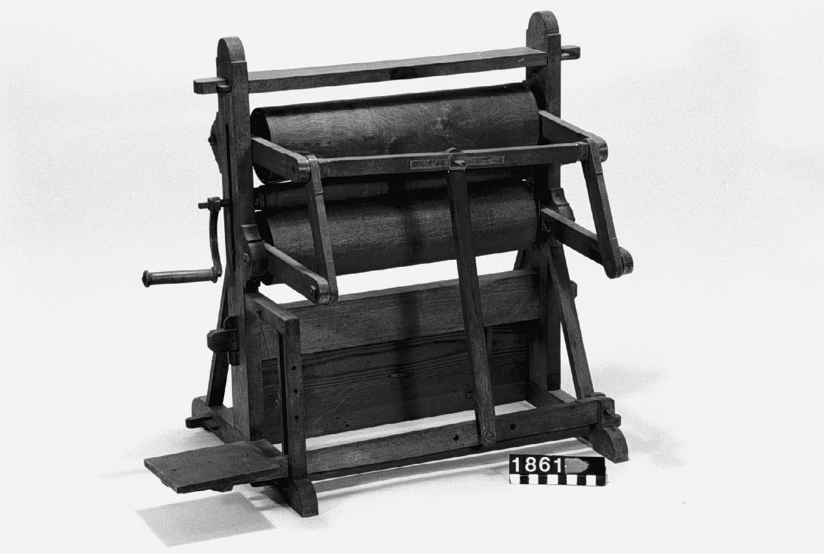 Modell av vevmangel av dansk konstruktion. Text på föremålet: "Mangel efter Dansk invention gjord af Carl Modéen lieutenant. N:o 118. af lilla storleken".