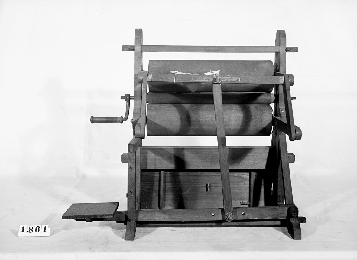 Modell av vevmangel av dansk konstruktion. Text på föremålet: "Mangel efter Dansk invention gjord af Carl Modéen lieutenant. N:o 118. af lilla storleken".