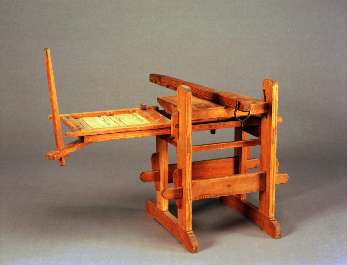 Modell av press för linjering av papper. Text på föremålet: "N:o 180. F-a-g-2 XIII. 25" (texten delvis försvunnen).