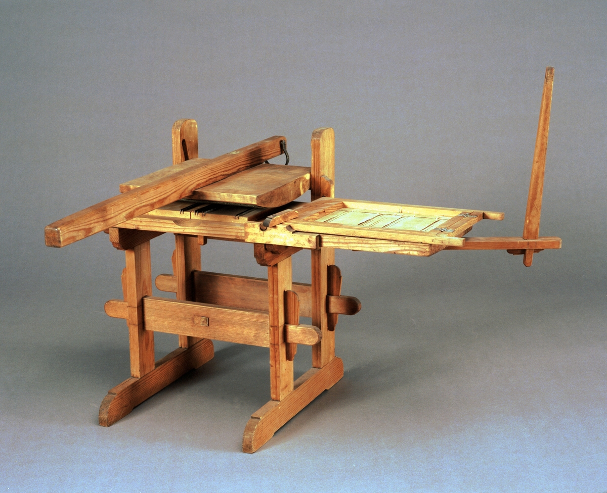 Modell av press för linjering av papper. Text på föremålet: "N:o 180. F-a-g-2 XIII. 25" (texten delvis försvunnen).