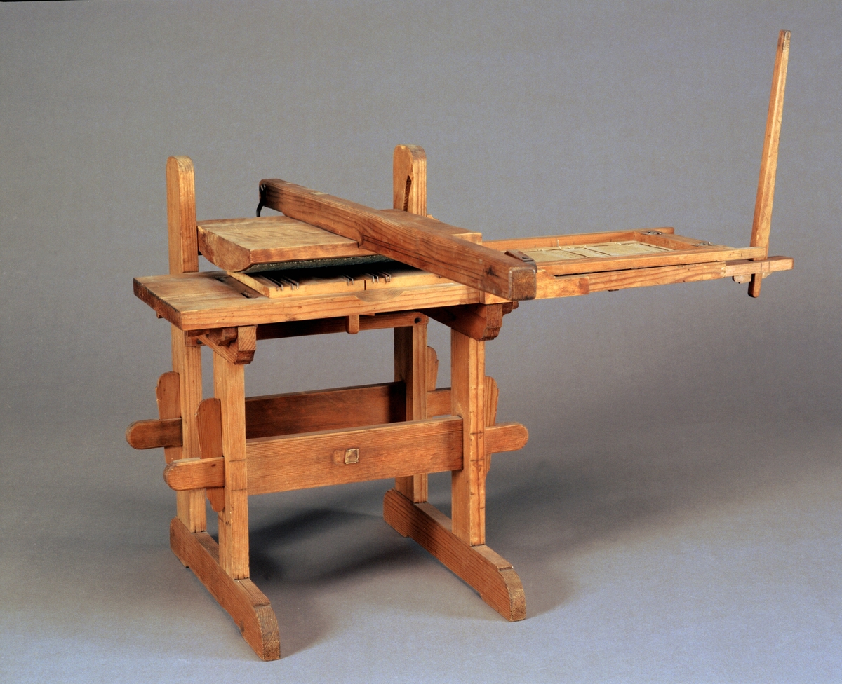 Modell av press för linjering av papper. Text på föremålet: "N:o 180. F-a-g-2 XIII. 25" (texten delvis försvunnen).