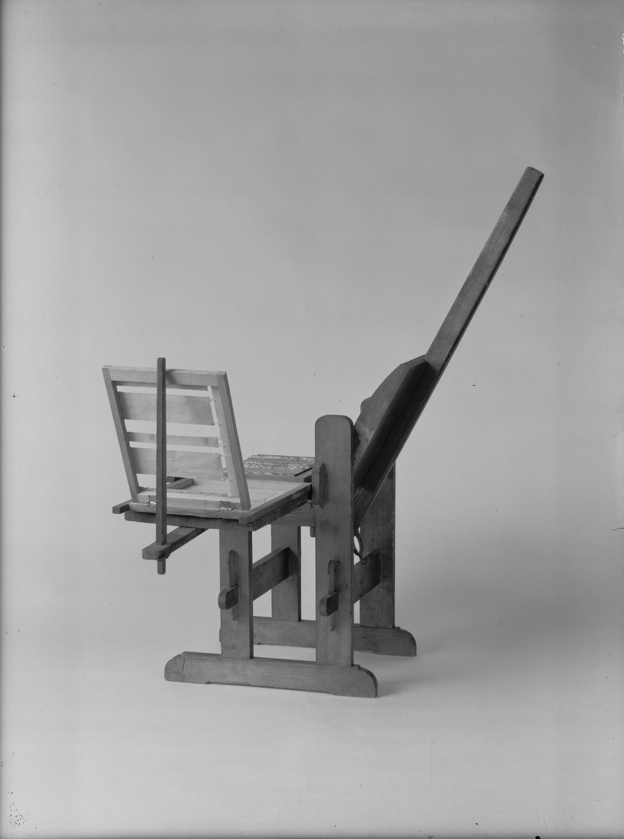 Modell av press för linjering av papper. Text på föremålet: "N:o 180. F-a-g-2 XIII. 25" (texten delvis försvunnen).