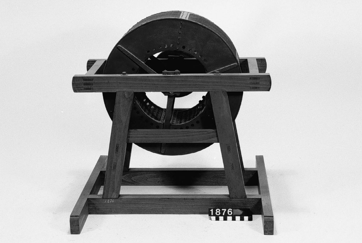 Modell av apparat för torkning av kläder med centrifugalkraft. Text på föremålet: "XVII.E.21. C-e-23 N:o 117. Vår-Terminen 1845.", "Dörfler & L. Schröder".