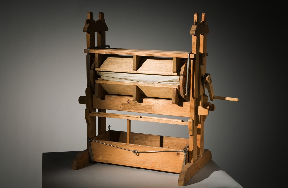 Modell av mangel. Text på föremålet: "N:o 207. Modell på Mangel med 5 mangelståckar. Inventerad af Framledne Herr Directeuren Norberg. C-e-13 XVII.E.11. N:o 9".
