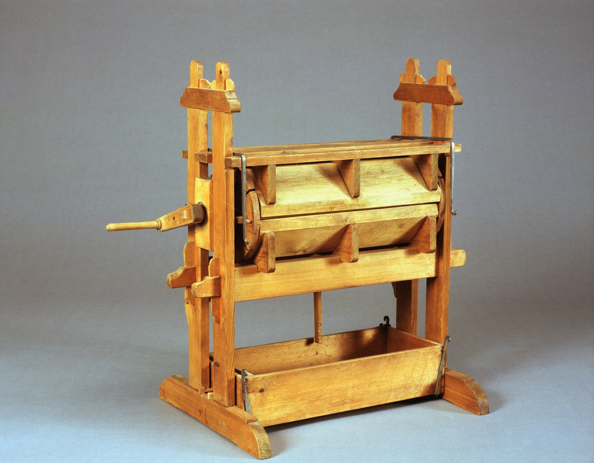 Modell av mangel. Text på föremålet: "N:o 207. Modell på Mangel med 5 mangelståckar. Inventerad af Framledne Herr Directeuren Norberg. C-e-13 XVII.E.11. N:o 9".
