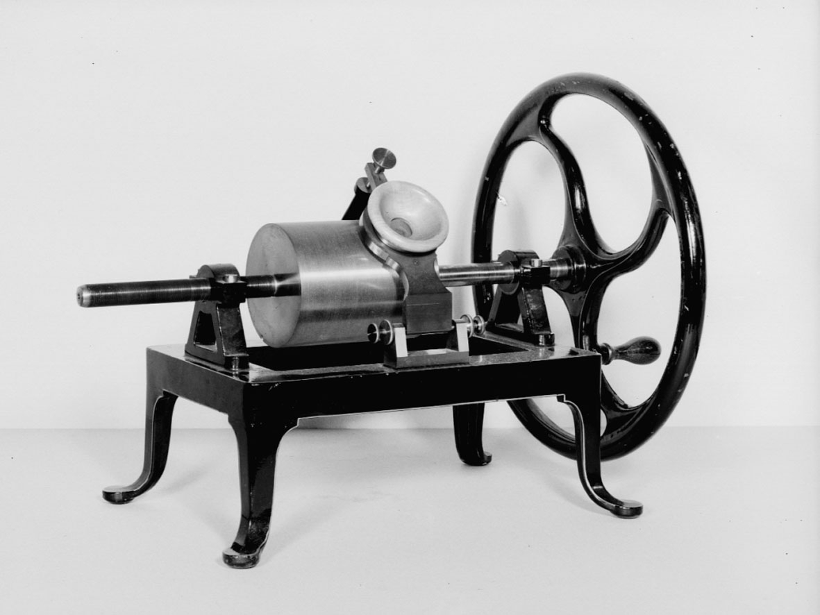 Stanniolfonograf enligt Edison, med tratt av papp.