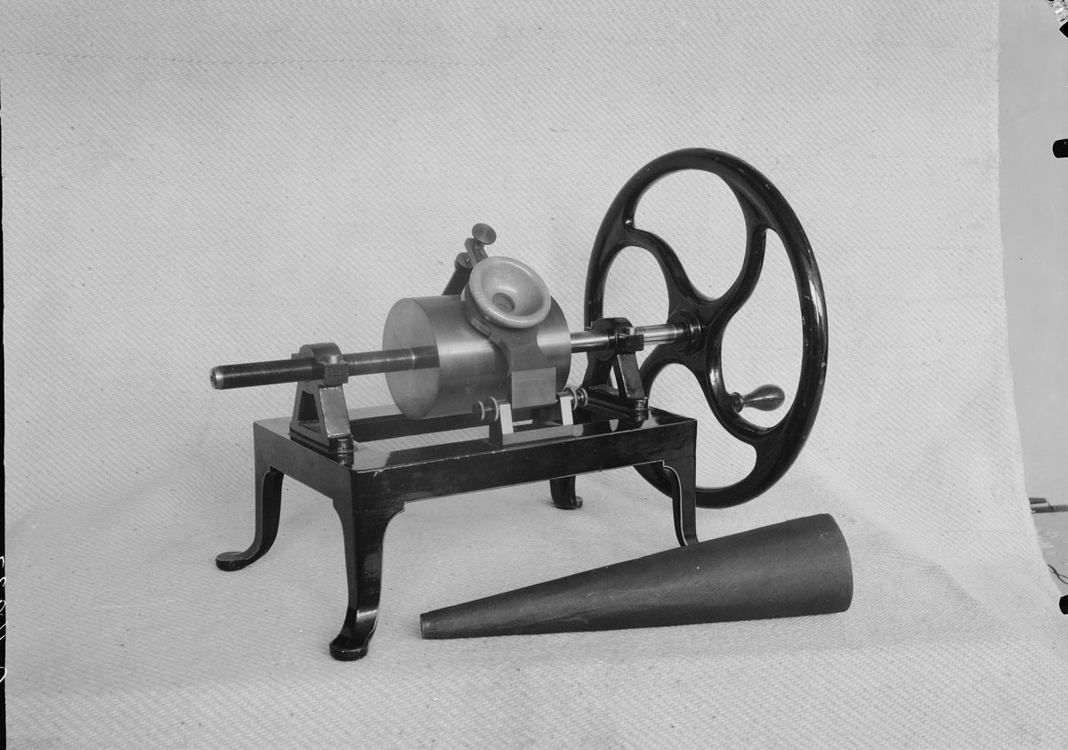 Stanniolfonograf enligt Edison, med tratt av papp.