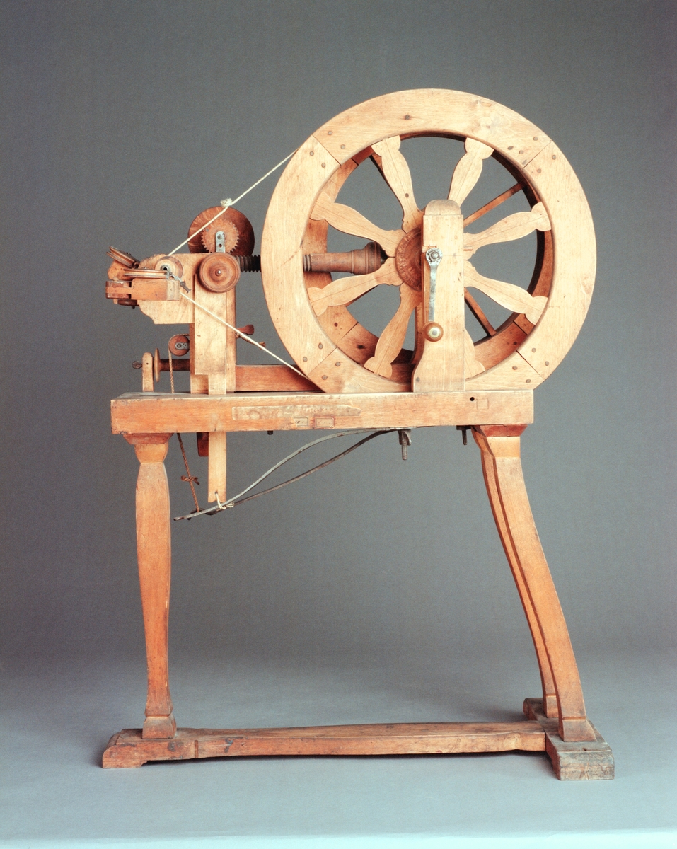 Kantiljrock. Text på föremålet: "C-c-16 ?VII.C.17." I Jonas Norbergs förteckning från 1779 beskrivs modellen på följande sätt: "Ny Invention av Cantille råck, gjord i stort, hvarpå några hundrade alnar i en längd spinnas af sig sjelf, då man drager omkring en liten vef."