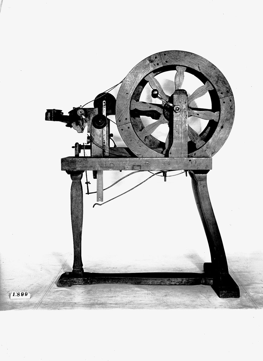Kantiljrock. Text på föremålet: "C-c-16 ?VII.C.17." I Jonas Norbergs förteckning från 1779 beskrivs modellen på följande sätt: "Ny Invention av Cantille råck, gjord i stort, hvarpå några hundrade alnar i en längd spinnas af sig sjelf, då man drager omkring en liten vef."