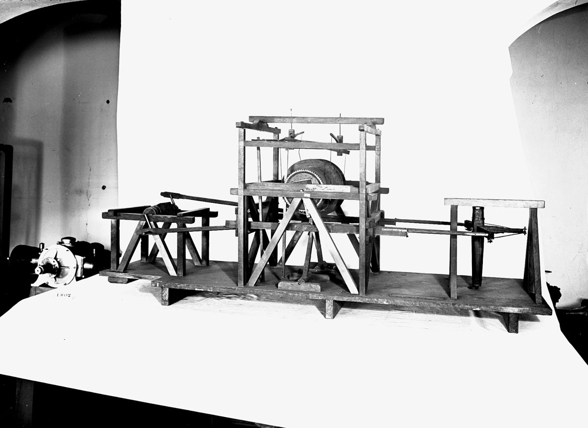 Modell av uppfodringsverk, av Rudien. Text på föremålet: "N:o 54.... XII.25.". I Jonas Norbergs förteckning från 1779 beskrivs modellen på följande sätt: "Modell på Upfordringsverk, af Herr Konstmästaren Rudeen."