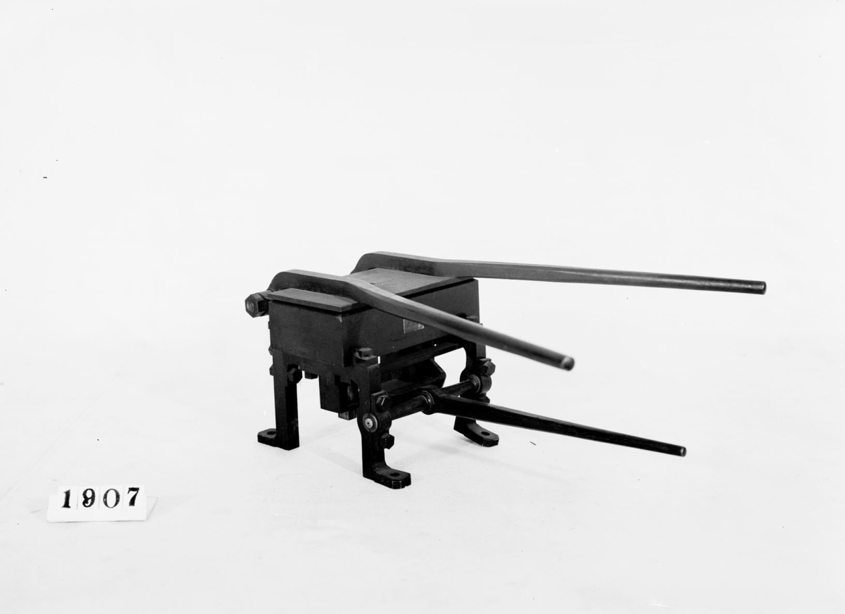 Engelsk tegelslagningsmaskin. Text på föremålet: "XVI.B.4. E-b-6."