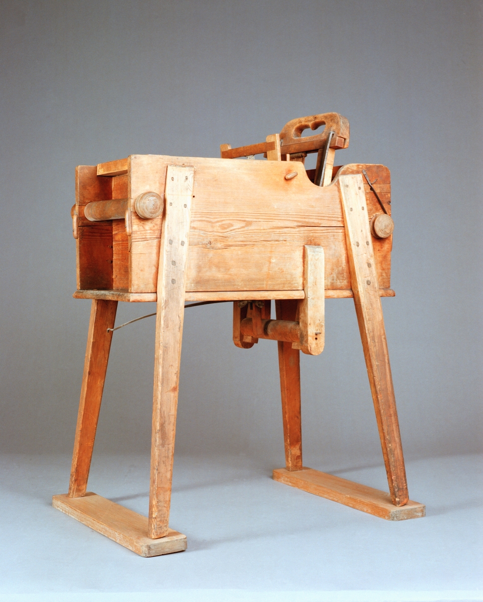 Bandvävstol. Text på föremålet: "N:o 12. Invention af .... Wäfstol. Inventor Comercie Rådet och Comend. af Nordst: o: ... hr: Polhem. ?-d-8 85".