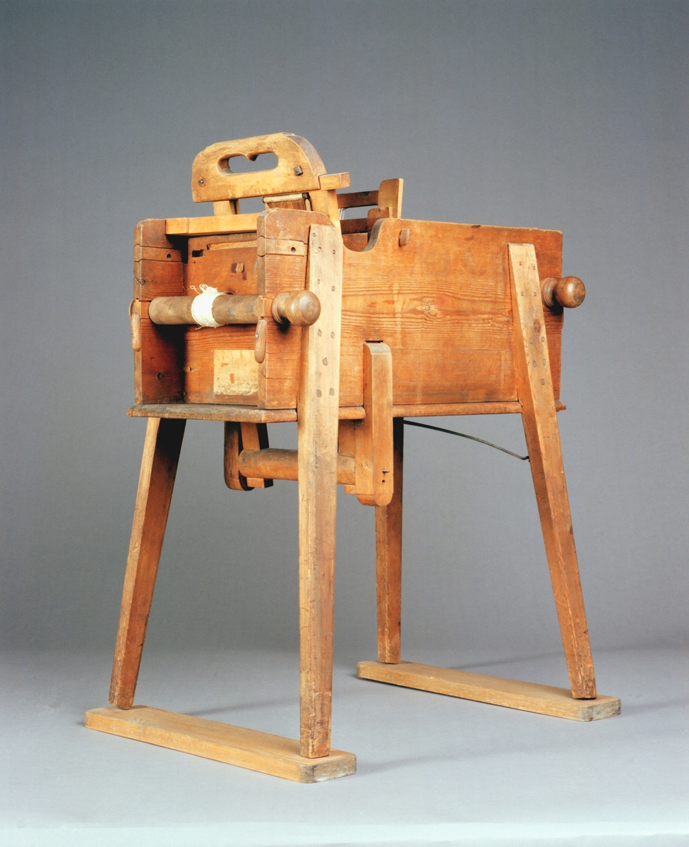 Bandvävstol. Text på föremålet: "N:o 12. Invention af .... Wäfstol. Inventor Comercie Rådet och Comend. af Nordst: o: ... hr: Polhem. ?-d-8 85".