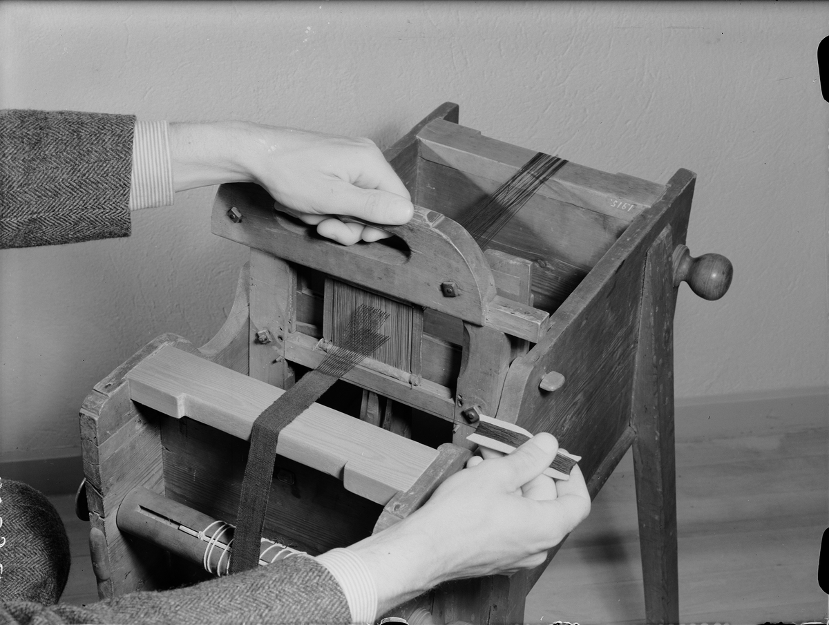 Bandvävstol. Text på föremålet: "N:o 12. Invention af .... Wäfstol. Inventor Comercie Rådet och Comend. af Nordst: o: ... hr: Polhem. ?-d-8 85".