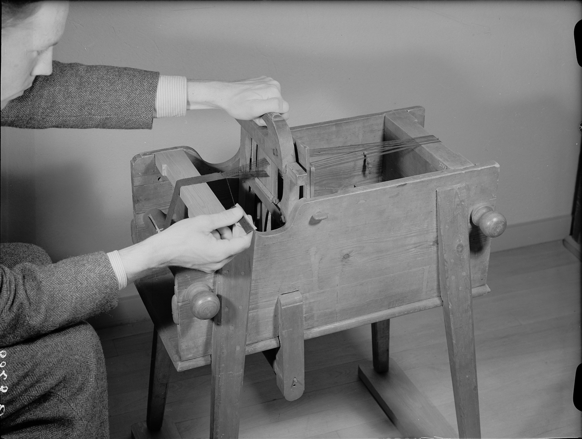 Bandvävstol. Text på föremålet: "N:o 12. Invention af .... Wäfstol. Inventor Comercie Rådet och Comend. af Nordst: o: ... hr: Polhem. ?-d-8 85".