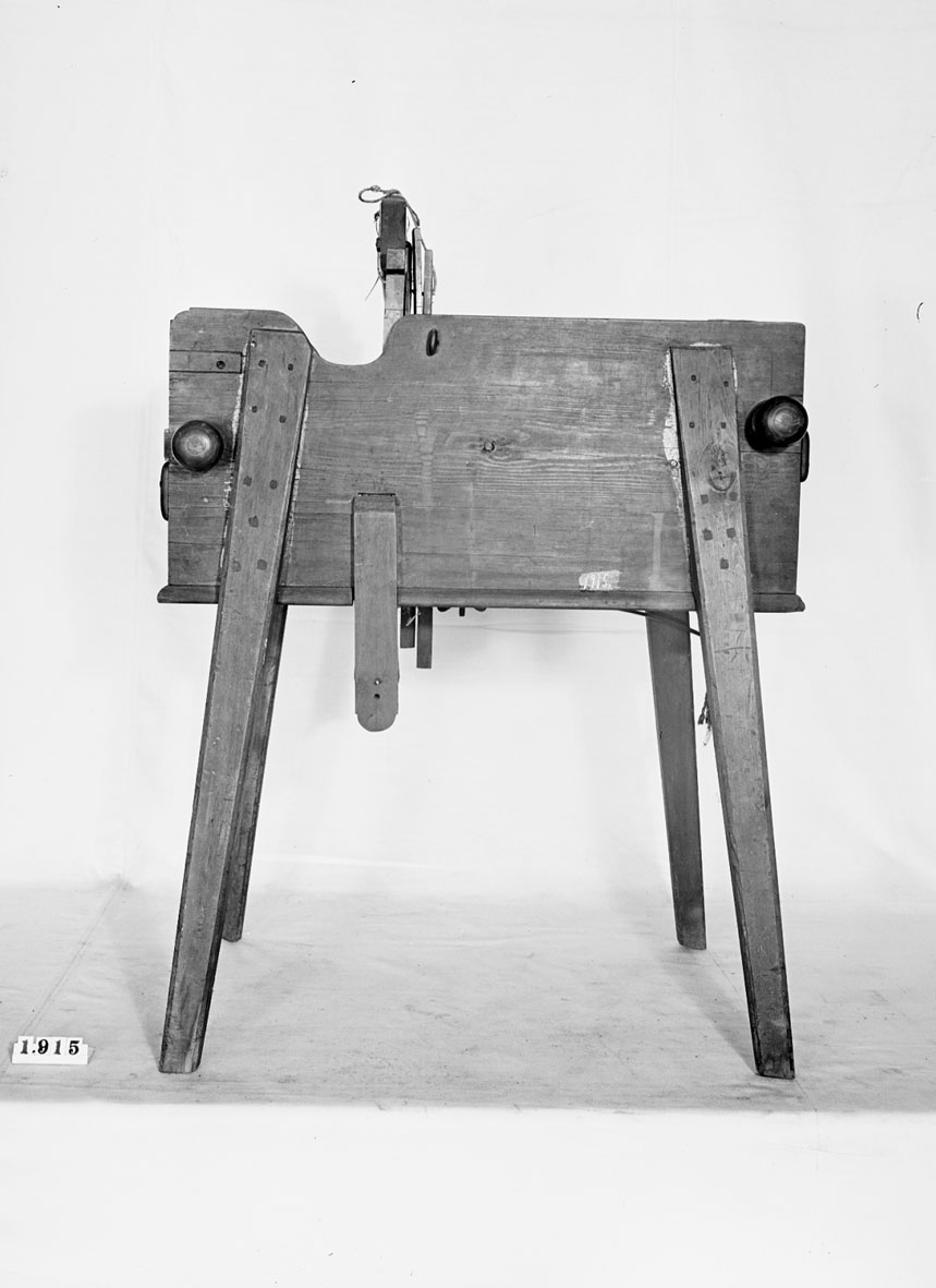 Bandvävstol. Text på föremålet: "N:o 12. Invention af .... Wäfstol. Inventor Comercie Rådet och Comend. af Nordst: o: ... hr: Polhem. ?-d-8 85".