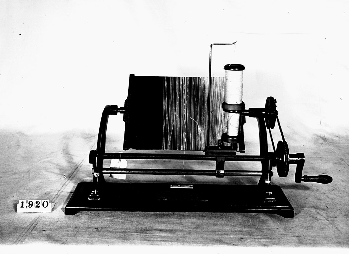 Spolmaskin. Text på föremålet: "Louis Schopper, Leipzig. Importerad af Aktiebolaget G. Hartmanns Maskinaffär, Stockholm".