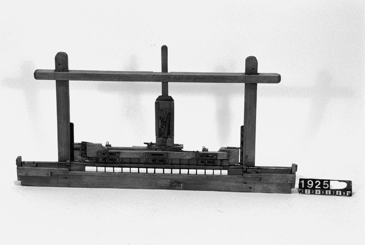 Modell av slagbom med särskild anordning för brocherade vävnader.