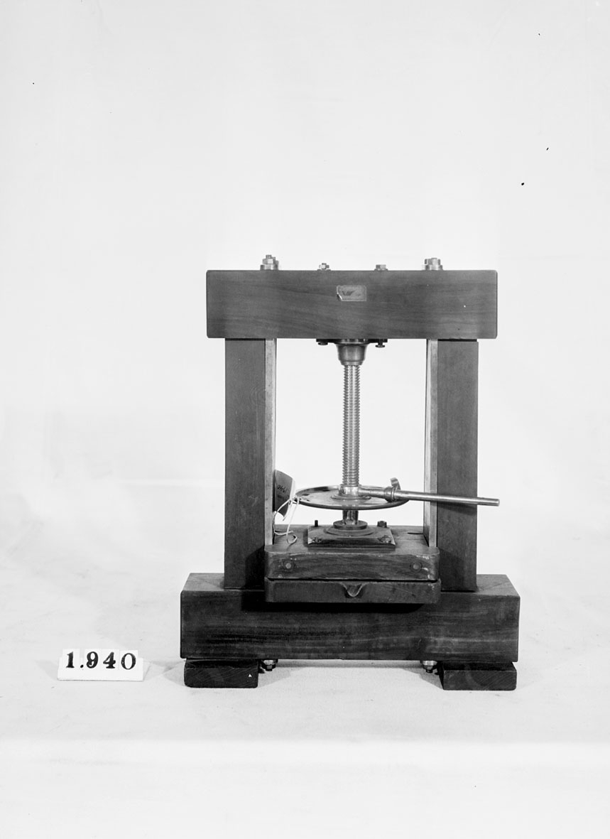 Modell av skruvpress, för handkraft. Text på föremålet: "F-a-d-2 XIII.4".