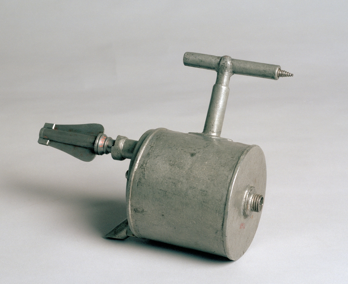 Christopher Polhem's strange tap, made of tinplate with the fixed parts riveted and soldered. The gear and its sleeve, the sleeve on the pipe and a liner in the drain of the container are made of brass. The tap is to be mounted in the barrel. The amount of liquid that is drawn out is portioned with a key. It also functioned as a lock and limited access to the barrel's contents. This specimen was probably exhibited at the 1866 exhibition in Stockholm, by "Stiernsunds Bruksegare", according to a contemporary exhibition catalogue.