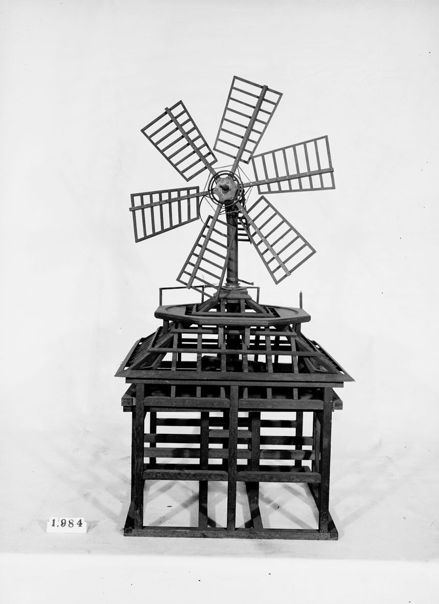 Modell av åttakantig väderkvarn. I Jonas Norbergs förteckning från 1779 beskrivs modellen på följande sätt: "Modell på en ottkantig Holländsk Wäderqvarn, stående på Södermalm. På detta Modell är allenast timmerverket gjort, emedan innanredet är lika med näst föregående [TM 1985], fast icke med 3 par stenar. "