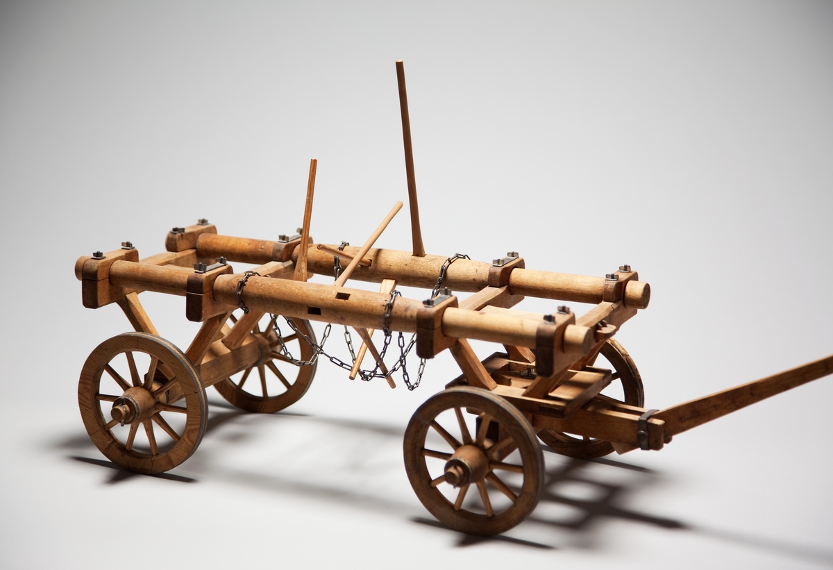 Modell av stenvagn, konstruerad av Olof Birgerson. Text på föremålet: "XVII.8". I Jonas Norbergs förteckning från 1779 beskrivs modellen på följande sätt: "Modeller på de häftyg som bondedrängen Olof Birgerson från Nerike, påfunnit, hvarmed stora stenar lätteligen uppbrytas och bortföras."