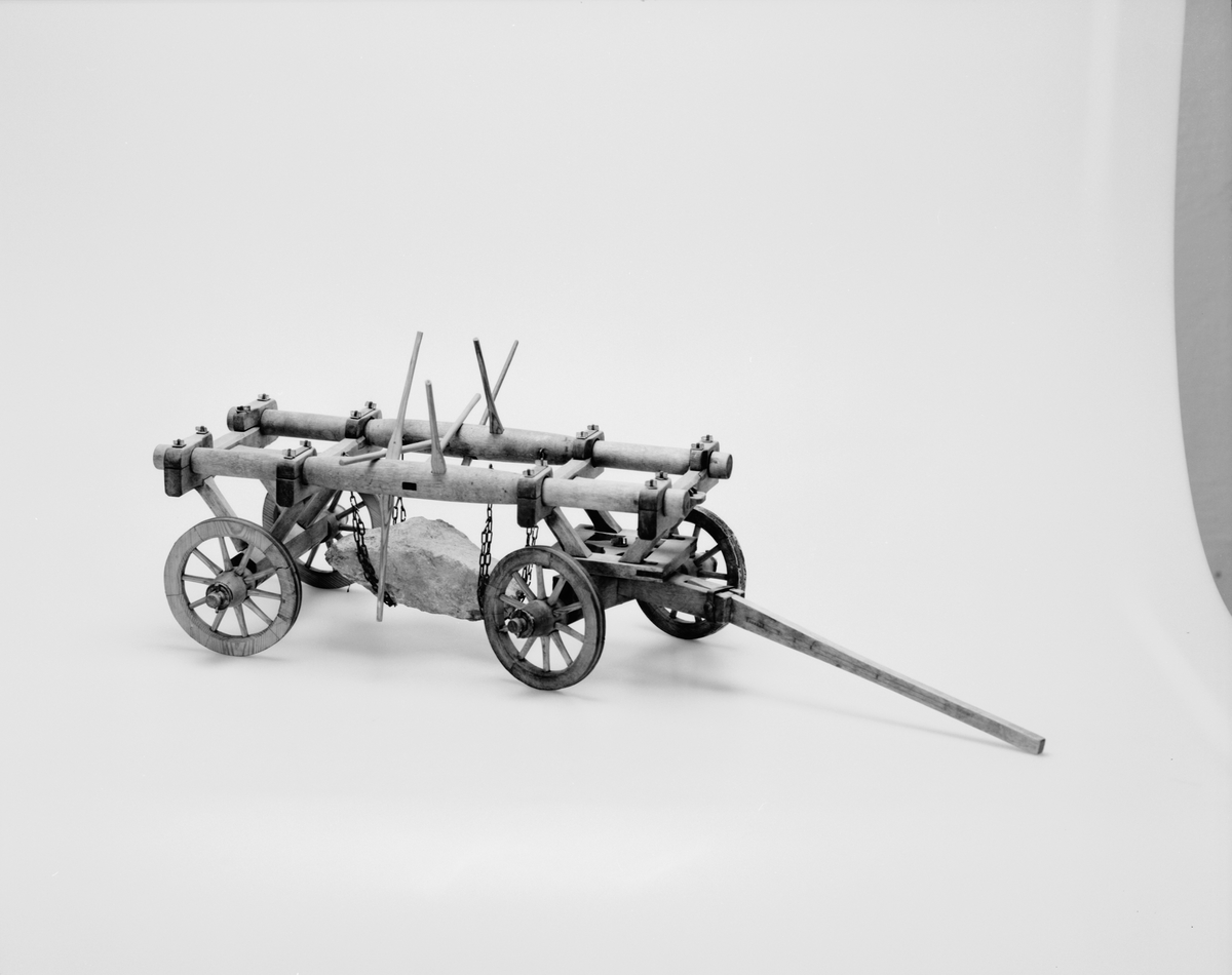 Modell av stenvagn, konstruerad av Olof Birgerson. Text på föremålet: "XVII.8". I Jonas Norbergs förteckning från 1779 beskrivs modellen på följande sätt: "Modeller på de häftyg som bondedrängen Olof Birgerson från Nerike, påfunnit, hvarmed stora stenar lätteligen uppbrytas och bortföras."