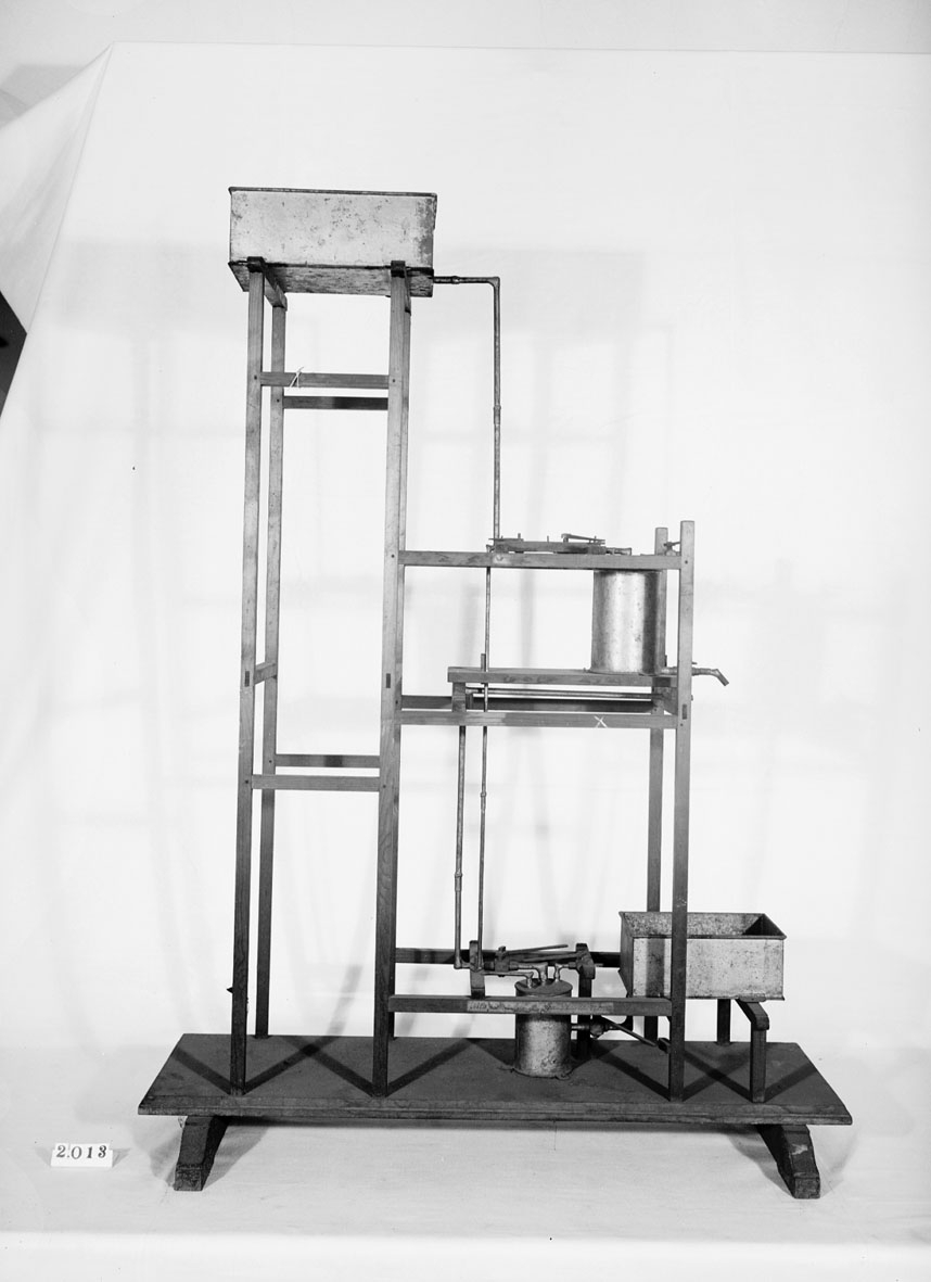 Modell av sifonverk. Text på föremålet: "N:o 129. Modell på Syphon=värk. Efter Ritning från Tyskland. XII.15".