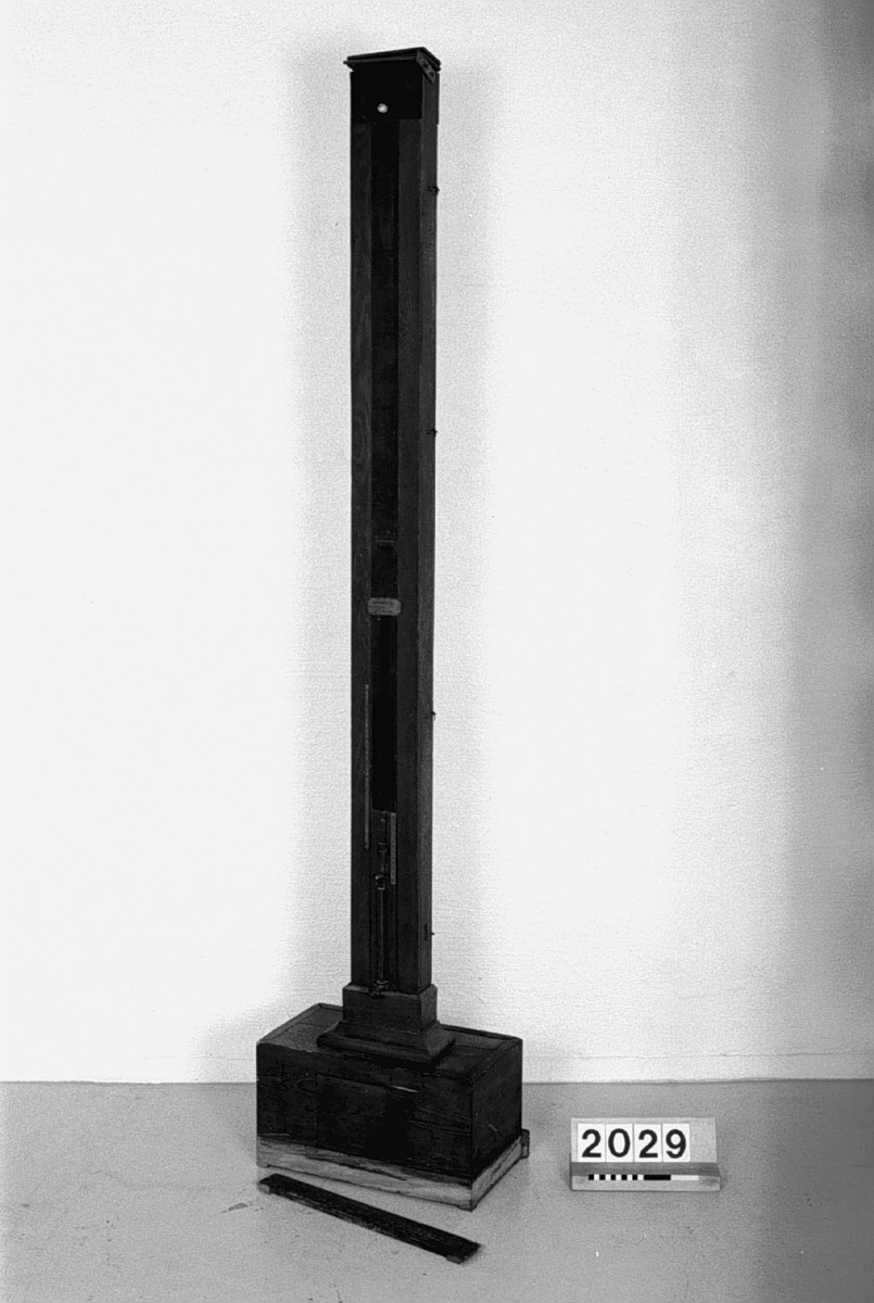 Serimeter, sidenprovningsapparat. Text på föremålet: "Serimétre de Robinet".