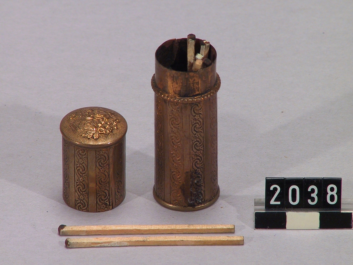 I metallfodral av mässing mot vars refflade botten stickorna tänds.