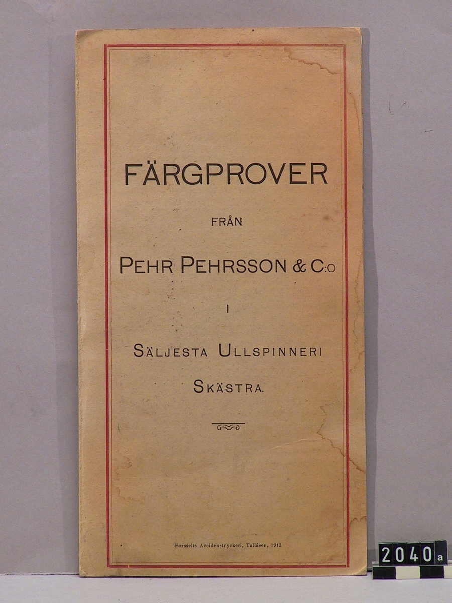 Färgade ullgarnsprov, uppsatta på kartong.