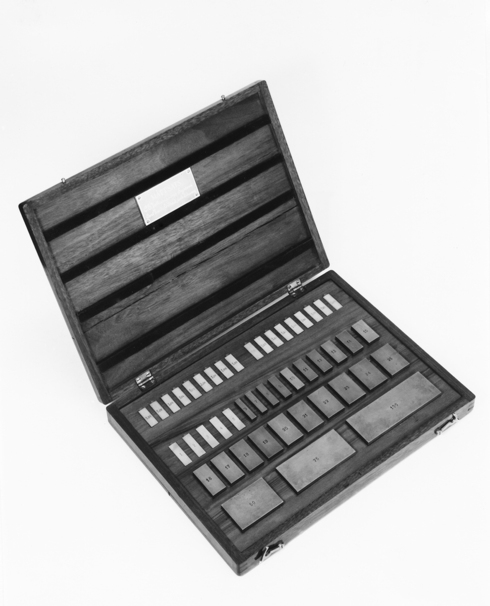 C. E. Johansson wanted to develop a set of combination gauge blocks that could be combined with each other to be able to provide all the measurements needed in industrial manufacturing. His combination gauge first had 102, then 46 pieces of steel that became world famous. The steel pieces' surfaces were so even that they were held together and could not be pulled apart. Instead, they would be pushed apart laterally. The pieces of steel could form a rod of precise length that could be picked up and held without falling apart. It was used to calibrate other measuring tools and machines. He went down in history as Mått-Johansson and worked for a time for Henry Ford in the USA.