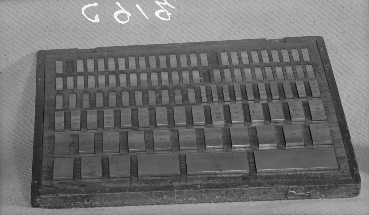 C. E. Johansson wanted to develop a set of combination gauge blocks that could be combined with each other to be able to provide all the measurements needed in industrial manufacturing. His combination gauge first had 102, then 46 pieces of steel that became world famous. The steel pieces' surfaces were so even that they were held together and could not be pulled apart. Instead, they would be pushed apart laterally. The pieces of steel could form a rod of precise length that could be picked up and held without falling apart. It was used to calibrate other measuring tools and machines. He went down in history as Mått-Johansson and worked for a time for Henry Ford in the USA.