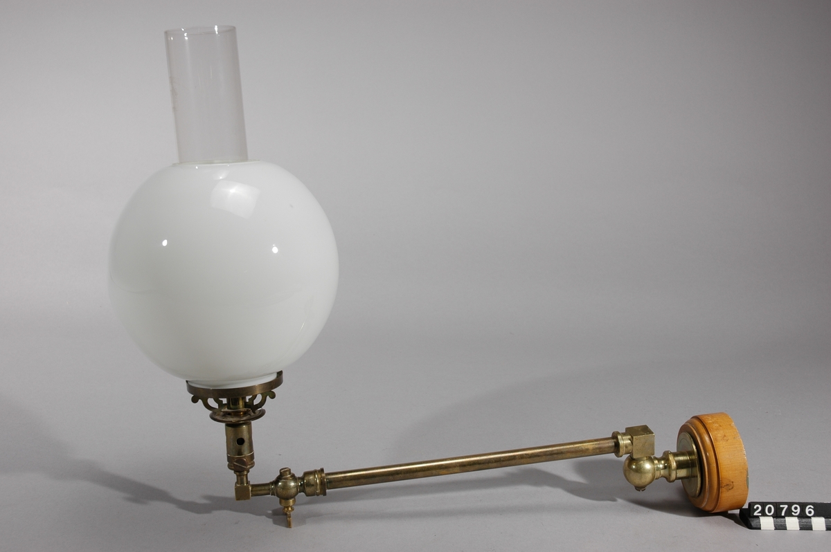 Vridbar, av mässing. Jämte ledningsrör, monterat på planka.
Tillbehör: Se under beskrivning.