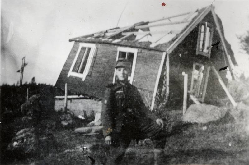 krigsødeleggelser 1940. Tysk soldat  foran ødelagt hus.