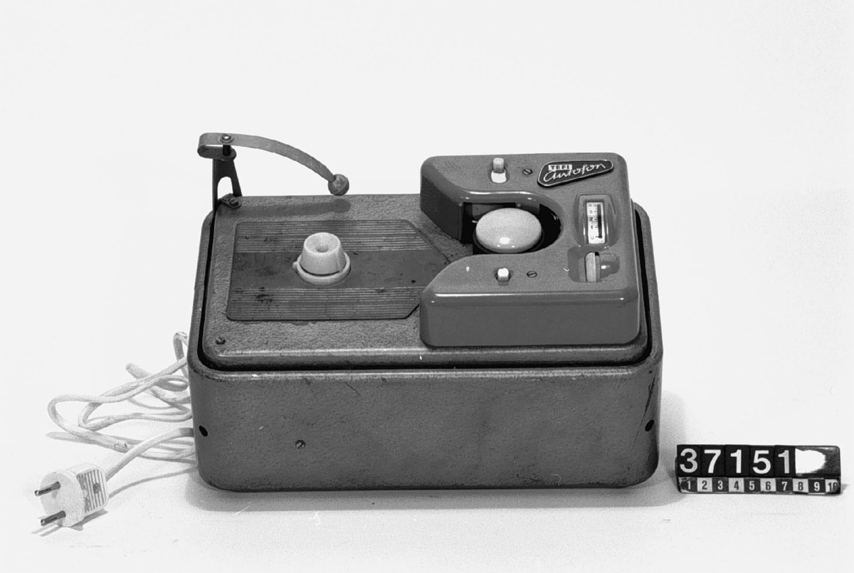 Bandspelare till vilken användes ett ändlöst kassettband med ljudspår graverat med kristallpickupp. Bandet inte magnetiskt. Användes för batteridrift 6 v eller nätdrift 220 v med omformare, vilken dock saknas liksom band och spolar. Kopplingsschema under bottenplattan.