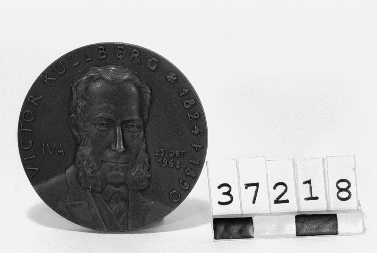 I brons. Åtsidan: Porträtt, en face av V. Kullberg, text runt om "Victor Kullberg *1824 +1890, IVA 23 okt 1962". Signerad: L H. (Leo Holmgren), frånsidan: Prometheus, signerad: Erik Lindberg.