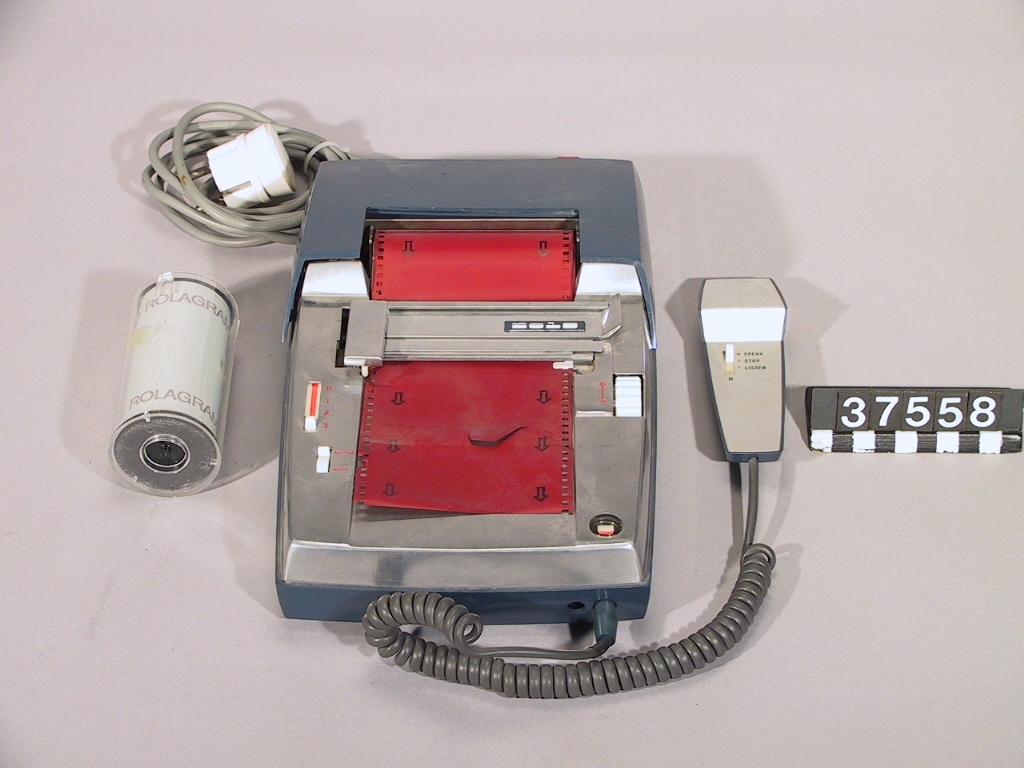 Heltransistoriserad med sju transistorer och tryckta kretsar i såväl apparat som mikrofon. Nät- eller batteridrift. Anslutning för mik, fotkontroll och hörlurar, radsökare. Inspelning på järnoxidfolie med skrivbart skikt på ena sidan. Radering vid nyinspelning eller med separat radermagnet. Försedd med 2 AEG-motorer och 2 Siemens-reläer.